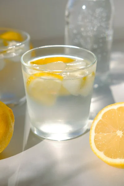 Agua Limón Con Limones Frescos Balance Agua Cuerpo —  Fotos de Stock