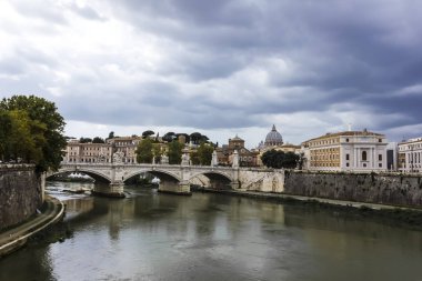 Ponte Vittorio Emanuele II, Tiber üzerinde köprü görünümü