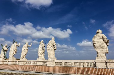 Papa'nın Bazilikası St Peter Vatikan tepesinde Heykel Sergisi 