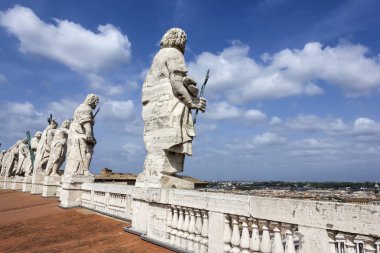 St Peter's Cathedral civarındaki Vatikan kubbe üzerinde azizlerin heykelleri
