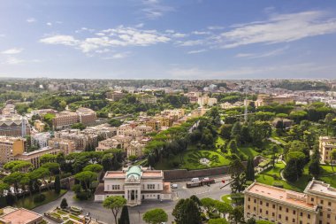 St Peter's Basilica kubbe Roma'dan görünümü