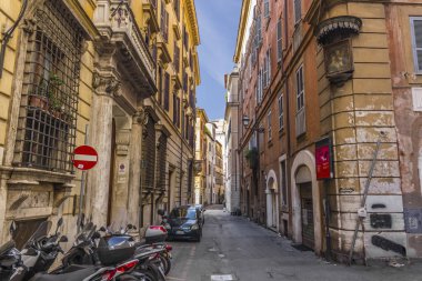 Roma/İtalya, 27 Ağustos 2018: Sokak Roma virgin cephe köşedeki çocuk ile bir görüntü