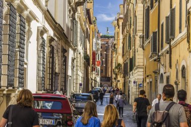 Roma/İtalya, 27 Ağustos 2018: Meşgul Roma caddesi Via della Vite4 otel Holms ve çok sayıda turist ile