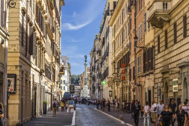 Roma/İtalya, 27 Ağustos 2018: Immaculate Conception sütununu görüntüleyin, Roma ' nın yakınındaki Piazza Mignanelli yoğun bir cadde üzerinden