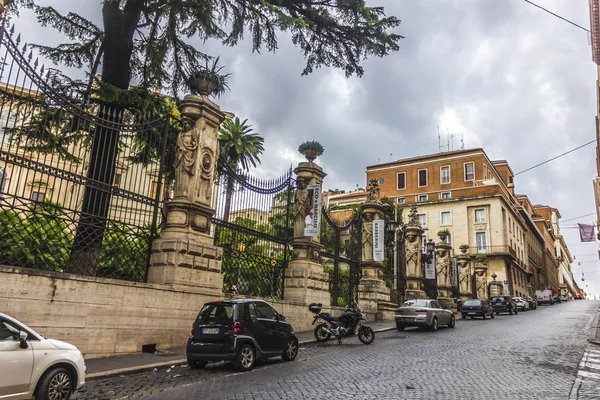 ローマ イタリア 2018 バルベリーニ宮殿柵を介してクワトロ フォンターネ — ストック写真