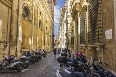 Roma/İtalya, 26 Ağustos 2018: Scooter ile Roma sokak Park Lata Via Santa Maria arkasında
