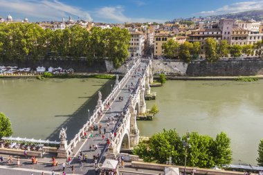 Turistlere Ponte Sant'Angelo (Aelian Köprüsü) Roma'daki Castel Sant'Angelo görüntülemek 
