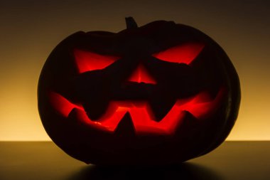 Kötü Cadılar Bayramı Balkabağı içinde ışık ile