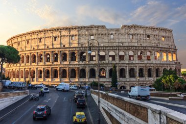 Güzel manzara Colosseum ve yakın bir yol. Roma/İtalya, 25 Ağustos 2018