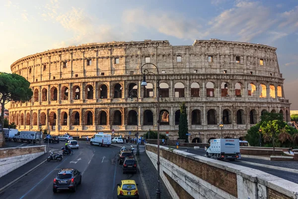 Hermosa Vista Sobre Coliseo Una Carretera Cercana Roma Italia Agosto —  Fotos de Stock