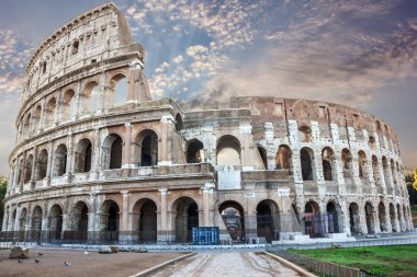 Harika bulutlar altında Roma'daki Colosseum