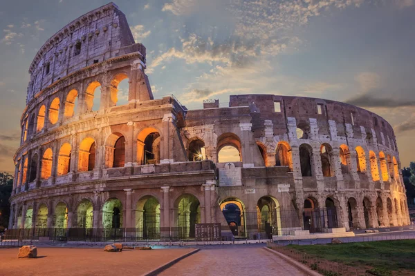 Romeins Colosseum Verlicht Avond Onder Wolken — Stockfoto