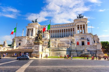 Yaz aylarında Piazza Venezia gelen beautifil Vittoriano veya Altar Anavatan görünümü