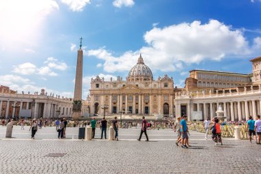 Vatikan, Roma/İtalya, 24 Ağustos 2018: Granit dikilitaş dan Heliopolis Meydanı, St Peter's Papalık Basilica of St Peter's önünde üzerinde