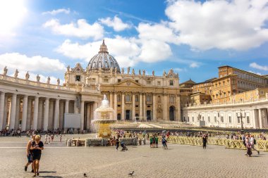 Vatikan/İtalya - 24 Ağustos 2018: St Peter's Square, Bernini Çeşmesi ve St Peter's Cathedral