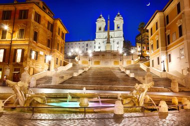 İspanyol Merdivenleri ve Piazza di Spagna gece Roma'daki Fontana della Barcaccia