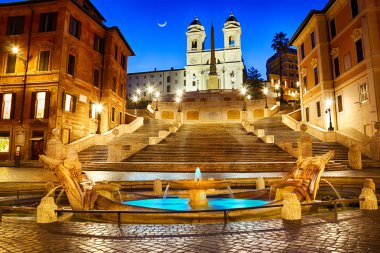Piazza di Spagna İspanyol Merdivenleri ve Fontana della Barcaccia ayın altında ile