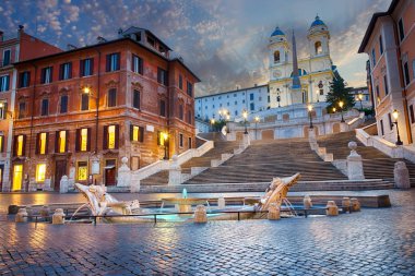 İspanyol Merdivenleri ve Piazza di Spagna, Roma, İtalya, Fontana della Barcaccia yakınındaki alacakaranlık