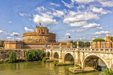 Hadrian, Aelian köprü ve Roma'da Tiber Türbesi