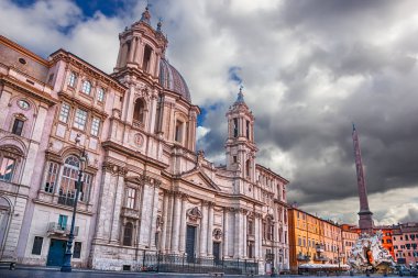 Sant'Agnese Piazza Navona Bazilikası ve Fontana dei Quattro Fiumi, bulutlu bir günde görüntülemek