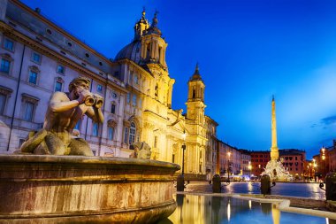 Piazza Navona üzerinde görüş belgili tanımlık Moor Çeşme ve Basilica alacakaranlıkta