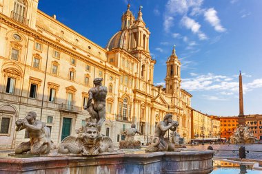 Piazza Navona Moor Çeşme ve Sant'Agnese Agone Kilisesi ile görünüm