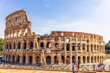 Roma/İtalya, 27 Ağustos 2018: Turistler önünde Colosseum