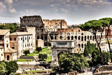 Kolezyum ve Titus Arch görüntülemek Roma Forumu