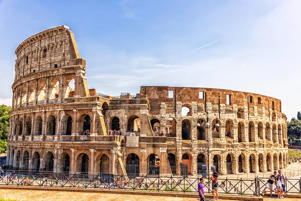 Roma Italia Agosto 2018 Turistas Frente Coliseo — Foto de Stock