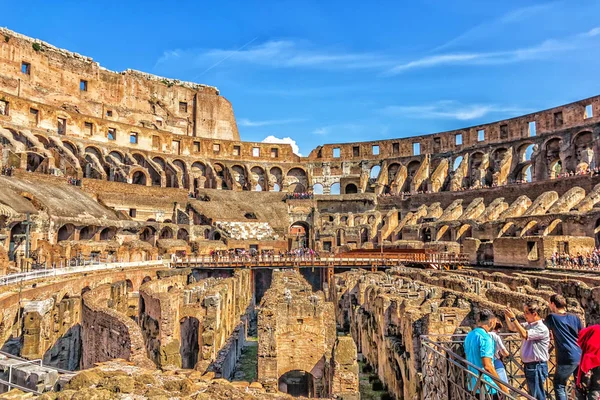 Рим Италия Августа 2018 Года Внутри Руин Колизея Японских Туристов — стоковое фото
