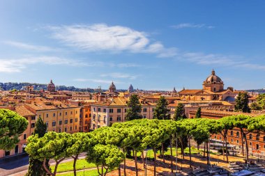 Yaz görünümü Roma çatılar ve kiliseler