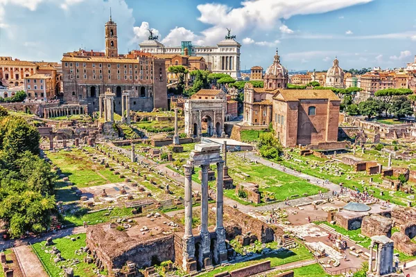 Vista sobre el Foro Romano: el Templo de Castor y Pollux, el Arco de Septimio Severo, el Templo de Saturno, el Templo de Vespasiano y Tito y la Basílica de Aemilia — Foto de Stock