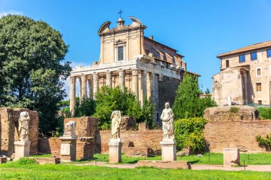 Antoninus Tapınağı ve Faustina ve heykeller Vestilleri, Roma, İtalya