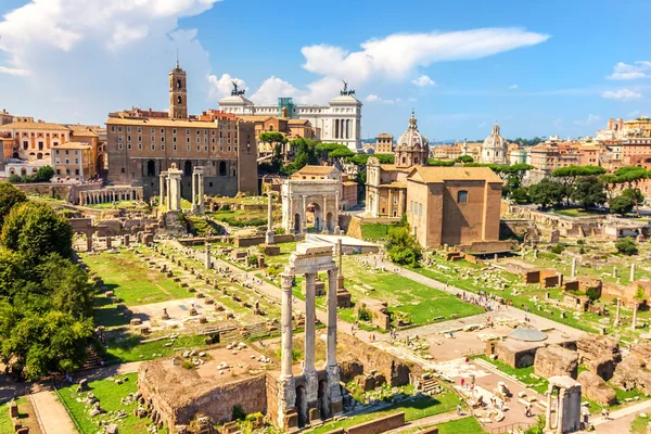 Sommar bild på Forum Romanum: tempel till Castor och Pollux, Arch av Septimius Severus, templet av Saturnen, templet av Vespasian, Titus och basilikan Aemilia, Tabularium — Stockfoto