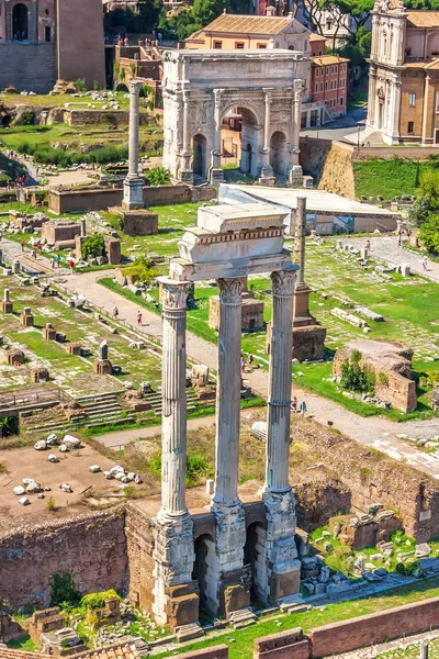 Nézd a a a templom Castor és Pollux és az Arch of Septimius Severus a Forum Romanum — Stock Fotó