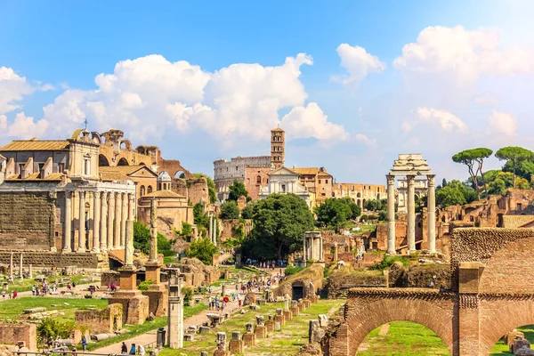 Visa på Forum Romanum: tempel av Antoninus och Faustina, templet av Venus och Rom, den tempel till Castor och Pollux och Colosseum — Stockfoto