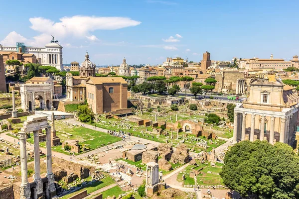 Fórum Romano: ruínas do Templo de César, o Templo de Antonino e Faustina, o Templo de Vesta, o Templo de Castor e Pollux , — Fotografia de Stock