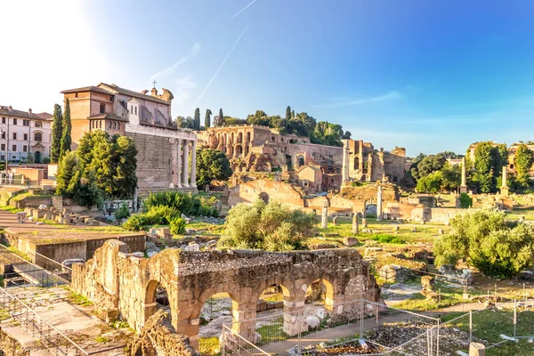 Palazzo Tiberio e il Tempio di Antonino e Faustina dalle rovine della Basilica di Emilia — Foto Stock