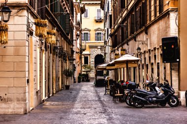 Scooter ve tipik bir sokak bir kafede Roma Caddesi dar