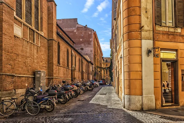 Scooters près du mur de la basilique dans l'étroite rue italienne — Photo