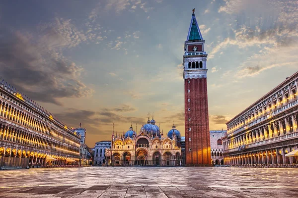 Piazza San Marco con Basilica di San Marco a Venezia — Foto Stock