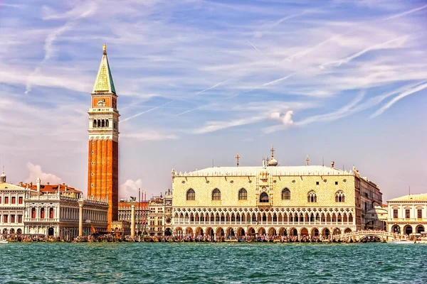 El Palacio Ducal, el Campanile, Biblioteca Nacional de San Marcos, en Venecia, vista desde el canal — Foto de Stock