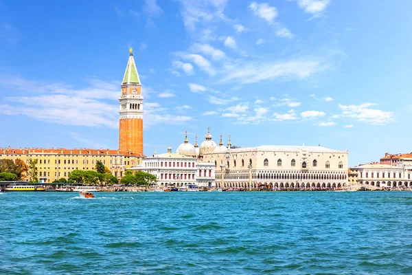 Palacio Ducal y Piazza San Marco desde la laguna — Foto de Stock