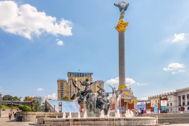 Kiev, Ukrayna - 15 Ağustos 2018: Bağımsızlık Anıtı meydan Kiev, Memorial Sergisi için Euromaidan
