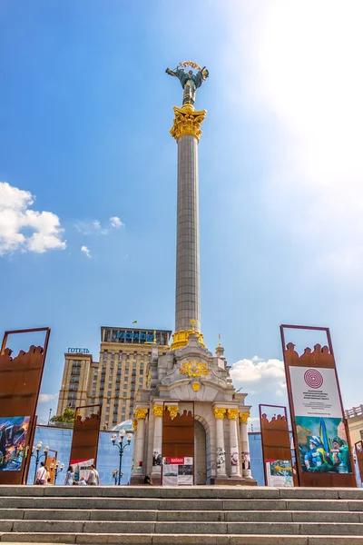 Kiev, Ucrania - 15 de agosto de 2018: Euromaidan 2014 memorias y el Monumento a la Independencia en la Plaza de la Independencia —  Fotos de Stock