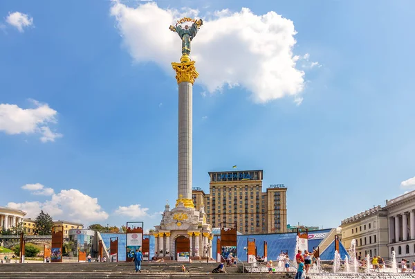 Kiev, Oekraïne -, 15 augustus 2018: Maidan monumenten en posters over Euromaidan revolutie — Stockfoto