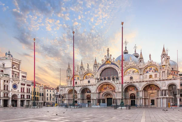 Basílica de San Marco y el Reloj en Piazza San Marco, vista de la mañana —  Fotos de Stock