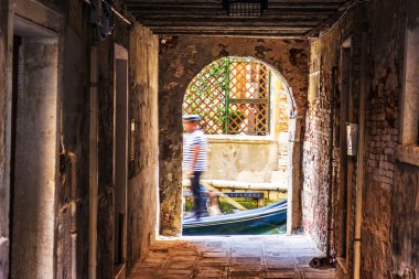 Ağ Geçidi'nde Venedik ve bir şair bir kanaldaki silüeti