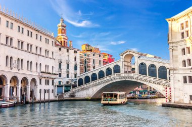 Rialto Bridge yakınındaki Fondaco dei Tedeschi, Palazzo dei Camerlenghi ve Venedik'te San Bartolomeo kubbe altında Vaporetto