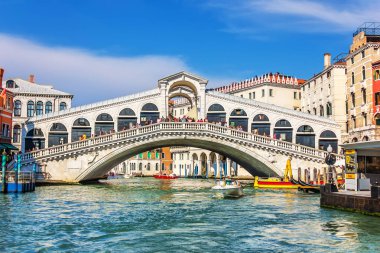 Venice, İtalya - 22 Ağustos 2018: Rialto Bridge ve çok sayıda turist bir yaz gününde